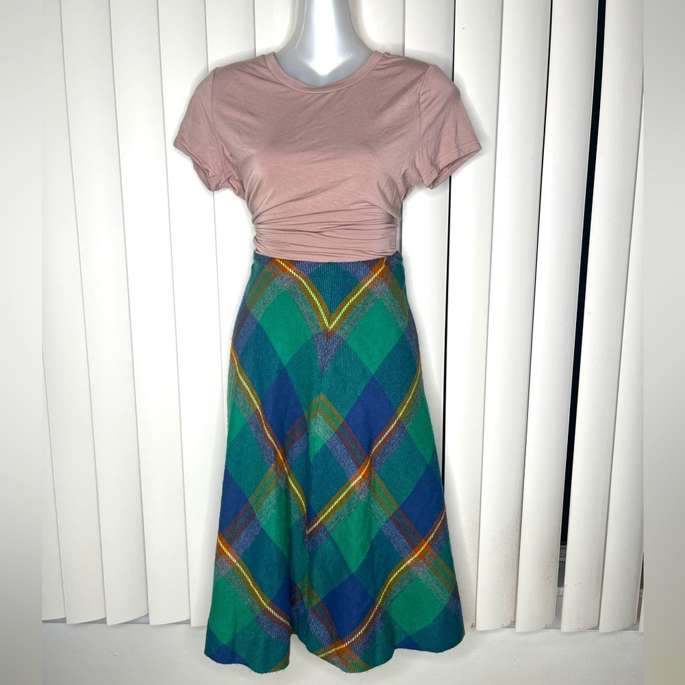 GORGEOUS vibrant hand sewn wool skirt. Adjustable waist. EXCELLENT condition!